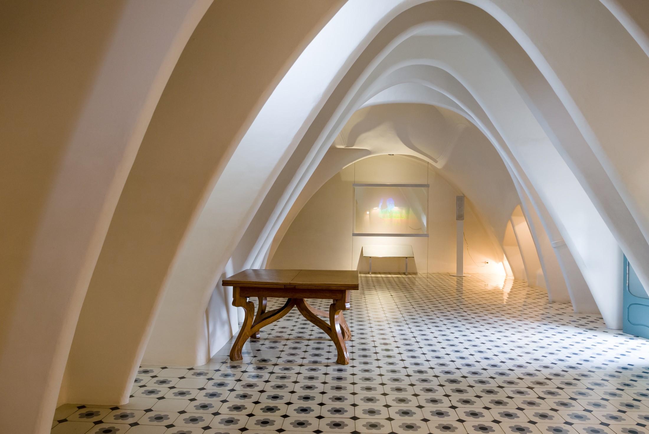 Casa Batlló - Gaudí's masterpiece where walls wave back., image size:2200x1471