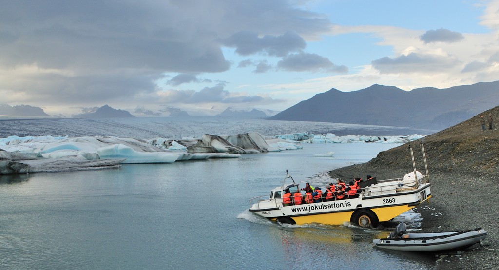 Jökulsárlón ist einer der bekanntesten und größten isländischen Gletscherseen. Es diente bereits als Schauplatz für bekannte Filmproduktionen wie James Bond - Stirb an einem anderen Tag, Tomb Raider und Batman Begins. | Diamond Beach in Iceland