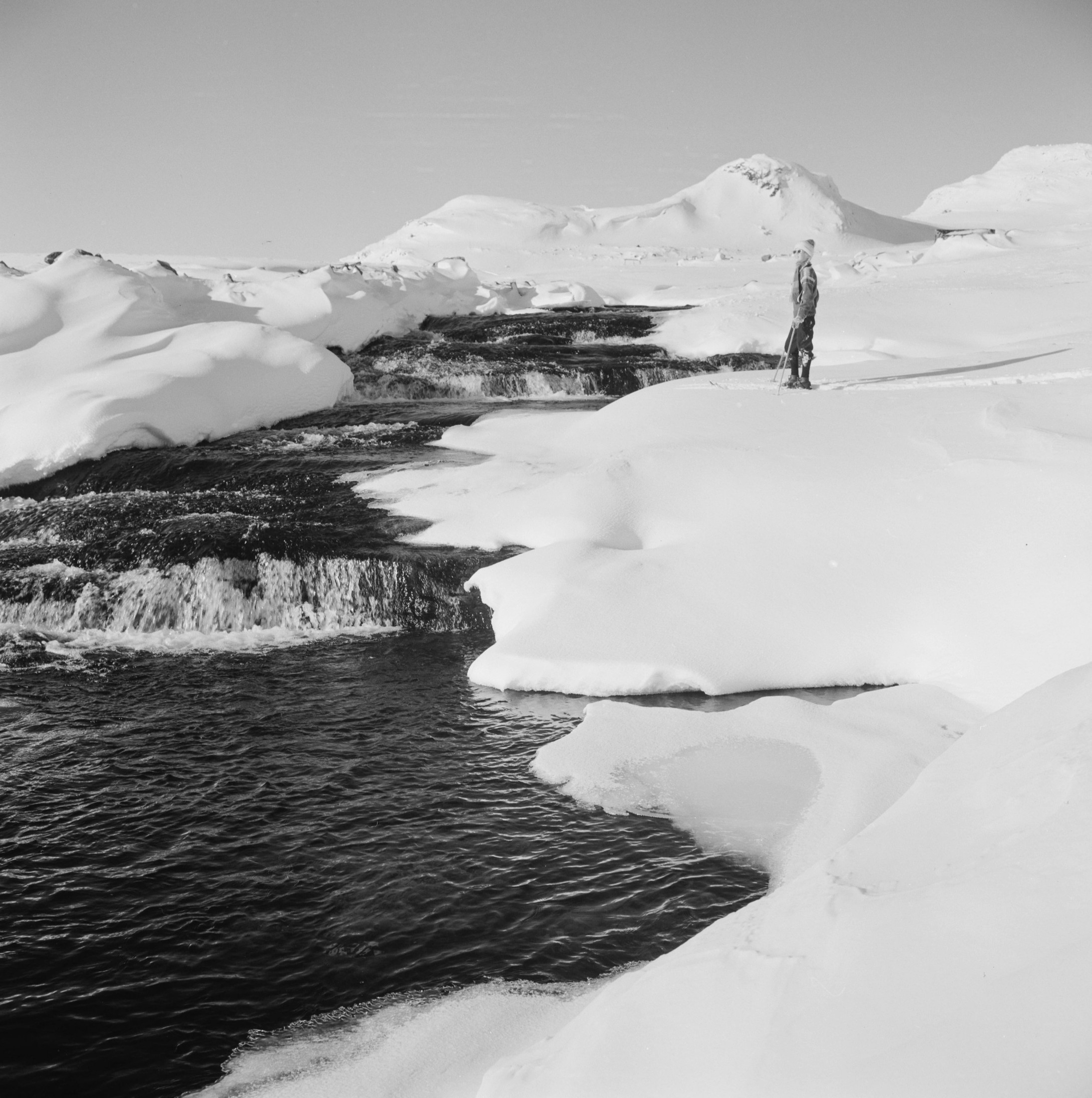 Tittel Finse Dato 1965 Fotograf Brun, Jac Utgiver Mittet & Co. AS Sted Norge, Hordaland, Ulvik, Finse Andre opplysninger Beskrivelse: Motiv: vinterlandskap, fjell, elv, skigåer Kilde for metadata mavis.nb.no (/TitleWork/key/537754) Medietype Bilder Varig lenke https://urn.nb.no/URN:NBN:no-nb_digifoto_20160829_00012_NB_MIT_FNR_22250 | Finse in Norway